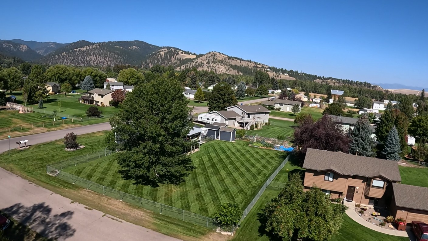 Lolo Lawn Care Advertisement